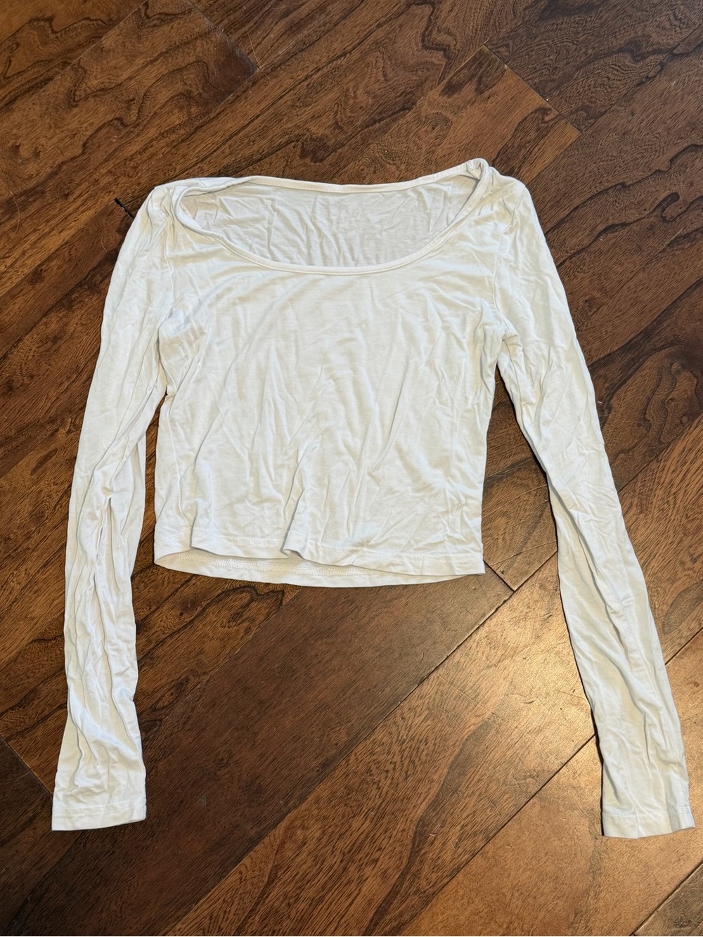 Women’s White Long-Sleeve Scoop Neck Crop Top